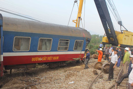 'Giải cứu' thành công tàu SE2 bị lật ở Huế