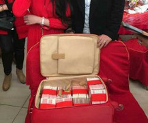 Tiệc hứa hôn gây xôn xao với va li tiền 7 tỷ đồng tặng cô dâu