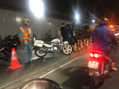 Xe tải bay mất bánh, lật nhào trong hầm Thủ Thiêm