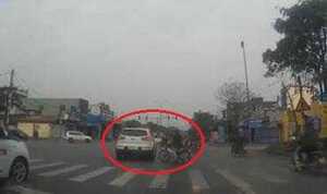 Bi hài clip ôtô, xe máy tức tối chặn nhau khi cùng... vượt đèn đỏ