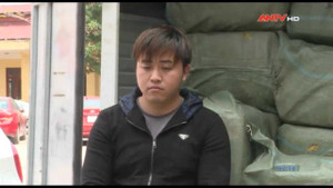 Bị phát hiện, xe tải chở hàng tấn mỡ lợn bẩn lao thẳng vào chốt CSGT