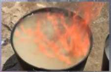 Cận cảnh nước giếng sinh hoạt có thể bốc cháy đùng đùng khiến dân Đắk Lắk hoang mang