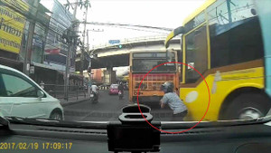 Clip: Xe máy phản xạ 'nhanh như điện', tránh va chạm kinh hoàng với xe buýt