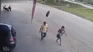 Lốp ô tô 'trên trời rơi trúng', người đàn ông đen đủi bị trọng thương