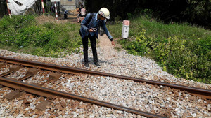 Băng qua đường sắt, bé trai 3 tuổi bị tàu cán chết thương tâm