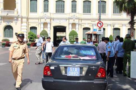 TP.HCM xử lý hàng loạt xe biển xanh đậu trên vỉa hè