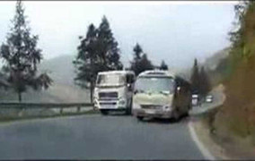Thót tim clip pha lấn làn, vượt ẩu 'giỡn mặt tử thần' của xe khách trên đường đèo