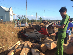 Xe khách 'tháo ruột' chở gỗ tông 2 thanh niên chết tại chỗ