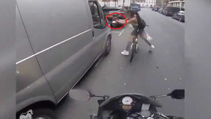 Video: Cô gái đi xe đạp vặt trụi gương ôtô mấy gã ghẹo gái