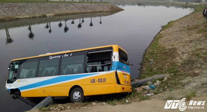 Xe tải hất văng xe buýt xuống hồ nước ở Đà Nẵng