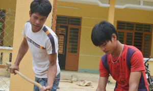 Hai chàng trai Cơ Tu hiến đất, bỏ làm 4 tháng xây trường học cho trẻ em nghèo