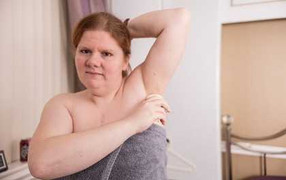 Mắc bệnh lạ, phụ nữ có mùi cơ thể tanh như cá, không ai dám tới gần