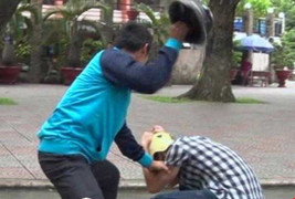 Một bác sĩ trưởng khoa bị hành hung trên phố