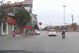 Clip: Ôtô 'drift' 90 độ, tránh xe máy sang đường không quan sát