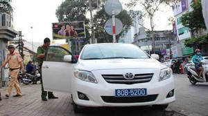 Đỗ trên vỉa hè Sài Gòn, xe biển xanh bị cẩu về trụ sở công an