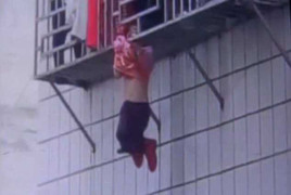 Clip: Bé gái kẹt đầu vào 'chuồng cọp' chung cư, lơ lửng trên tầng 4