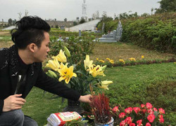 Tùng Dương xúc động hát 'Hoa ban trắng' bên mộ nhạc sĩ Trần Lập