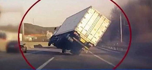 Xe tải 'đánh võng' bằng 2 bánh, tránh được tai nạn thảm khốc trên cao tốc