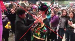 Đua nhau đút tiền vào ngực 'cô đồng' tại lễ hội ở Lạng Sơn gây phản cảm