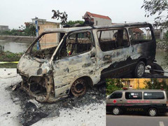 Xe cứu thương bốc cháy giữa đêm