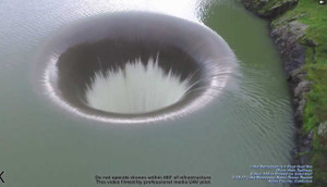 Video: Kinh ngạc 'hố tử thần' khổng lồ ở hồ nước tại Mỹ