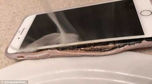 Xôn xao video iPhone 7 Plus bốc khói nghi ngút