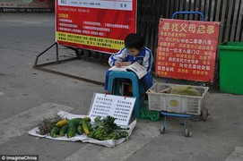 Bị bỏ rơi, bé gái 8 tuổi đi bán rau tìm cha mẹ