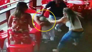 Clip: Bắt gặp bạn trai ngồi bên gái lạ trong quán cà phê, cô gái nổi cơn cuồng ghen