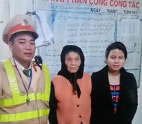 CSGT đưa cụ bà 80 tuổi lạc đường về đoàn tụ với gia đình