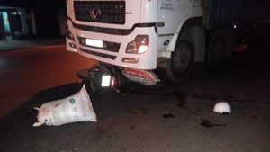 Xe máy lao vào gầm xe tải, 2 phụ nữ nguy kịch