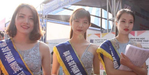 Nữ sinh xinh đẹp xếp hàng dài tư vấn tuyển sinh 2017