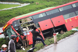 Tai nạn liên hoàn, xe khách lao xuống ruộng