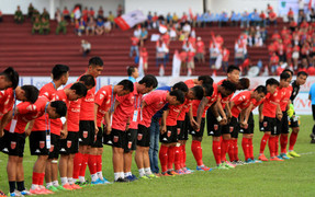 Đứng im cho đối phương ghi bàn: Cả đội Long An nắm tay, cúi đầu xin lỗi người hâm mộ