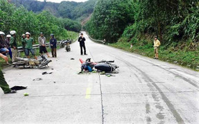 2 xe máy đối đầu trên đường Hồ Chí Minh, 3 người thương vong