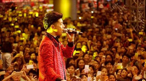 Clip: Noo Phước Thịnh lần thứ 2 khiến trung tâm thương mại 'vỡ trận'