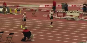 Cú nước rút thần tốc của cụ ông 99 tuổi trên đường chạy 60 m