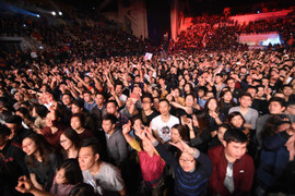 Khán giả đắm chìm trong các giai điệu của Bức Tường trong đêm nhạc tưởng nhớ Trần Lập