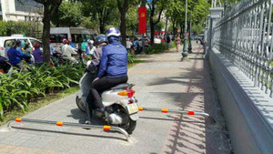 Vì sao dân Sài Gòn đua nhau lao xe máy lên vỉa hè?