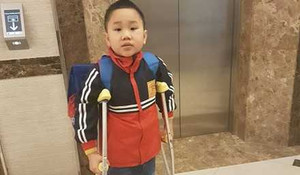 Học sinh tiểu học Nam Trung Yên bị gãy chân đã đi học trở lại