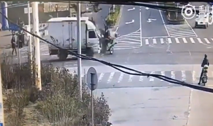 Phóng 'bạt mạng' qua ngã tư, xe ba gác bẹp dúm sau cú đâm trực diện ô tô tải