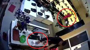 Clip: Cặp vợ chồng dẫn con nhỏ đi trộm iPhone trong cửa hàng
