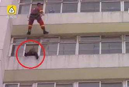 Clip: Lính cứu hỏa tung cước đạp người định nhảy lầu tự tử bay ngược vào phòng