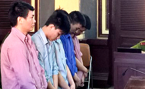 Đi tìm nhóm người chọc ghẹo bạn gái, chàng trai bị đâm suýt chết