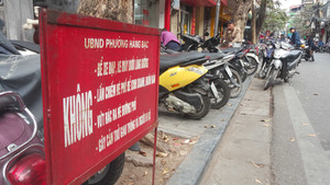Video: Ngang nhiên 'cướp' vỉa hè phố cổ Hà Nội để kinh doanh