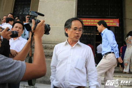 Video: Xưng nhân viên Ngân hàng Nhà nước, phản ứng tháo gỡ vọng gác lấn chiếm vỉa hè