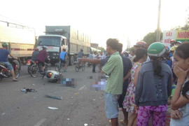 Xe tải đâm liên hoàn, thai phụ và con gái chết thương tâm