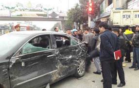 Xe tải mất lái đâm nát camry, suýt tông sập nhà dân