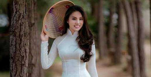 Á khôi xinh đẹp khoe dáng chuẩn trong tà áo dài khiến bao chàng trai say đắm