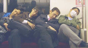 Báo Nhật khuyên dân sang Việt Nam học tập cách ngủ trưa