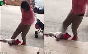 Clip mẹ quăng quật, đá con nhỏ chỉ vì quấy khóc gây phẫn nộ